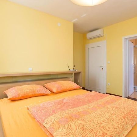 Villa Ajda - Orange Room Omišalj Eksteriør bilde