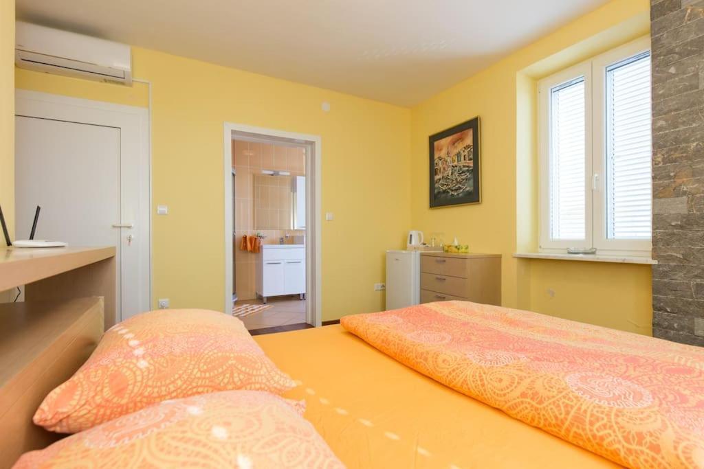 Villa Ajda - Orange Room Omišalj Eksteriør bilde